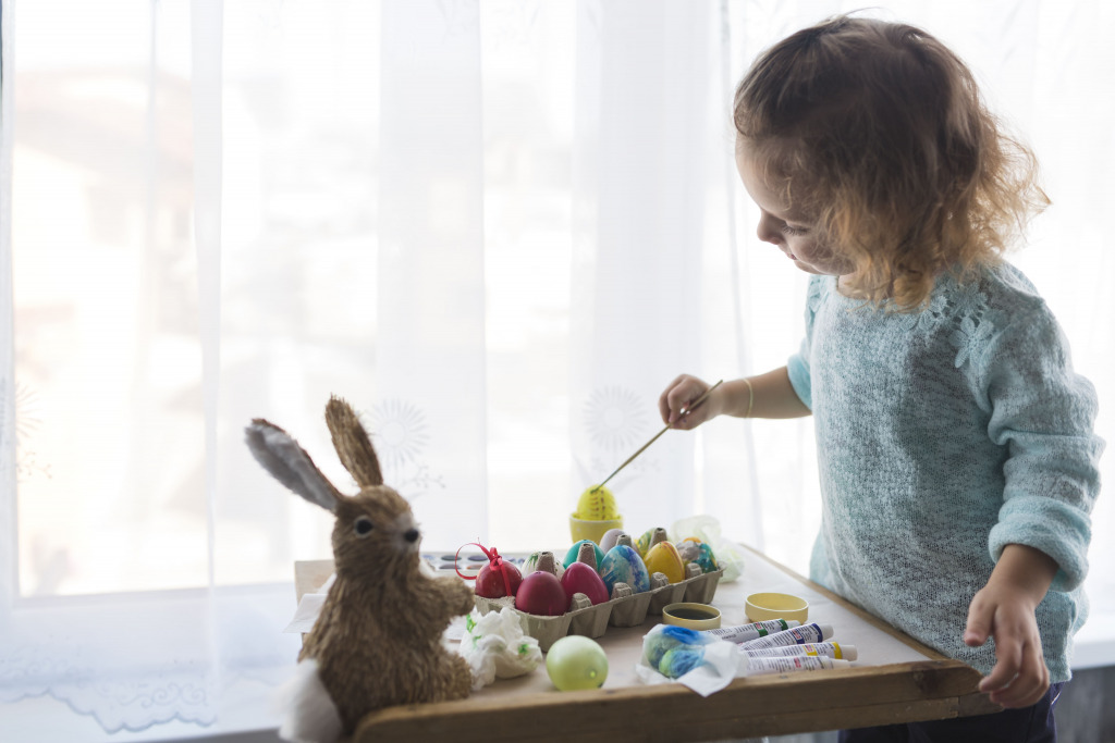 bambina che colora le uova