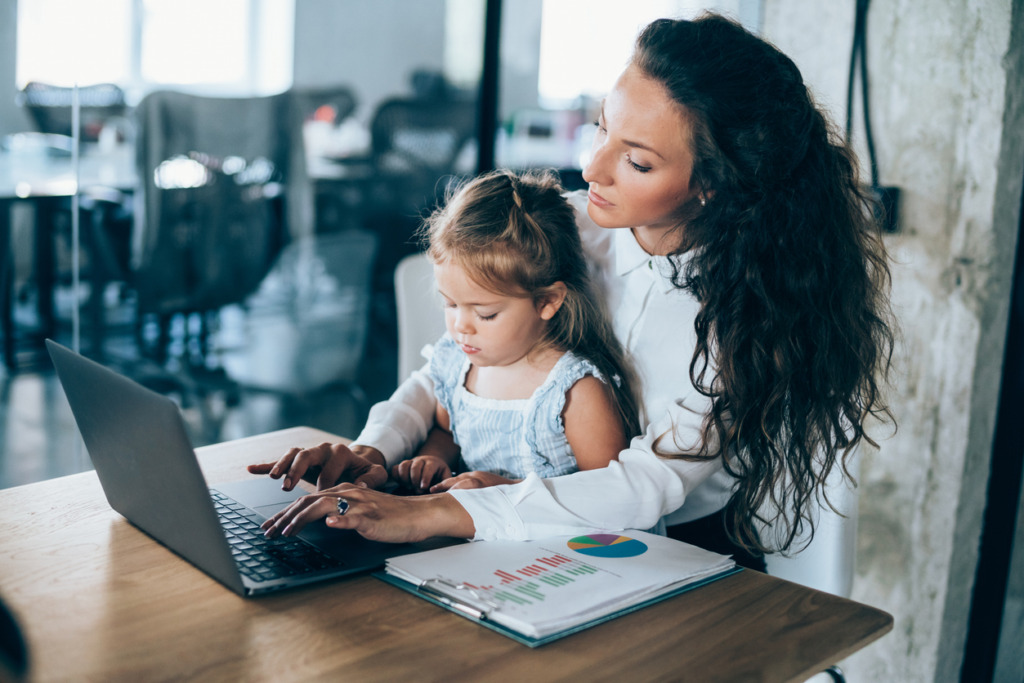 mamma e figlia in ufficio