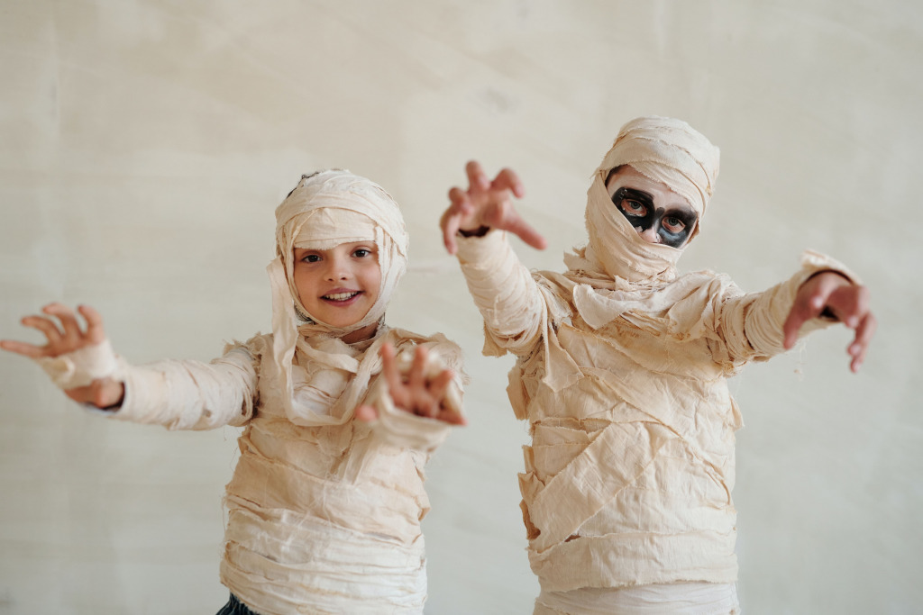 2 bambini travestiti da mummie