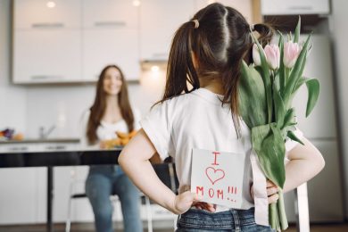 Festa della mamma: lavoretti facili da fare in casa insieme ai bambini