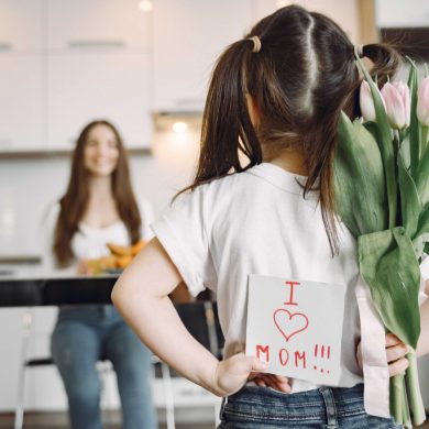 Festa della mamma: lavoretti facili da fare in casa insieme ai bambini